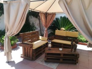 un patio con 2 sillas y una sombrilla en Casa Antica, en Cassibile