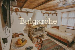 uma sala de estar com uma cama e uma lareira em Арт Къща Българче em Shiroka Lŭka