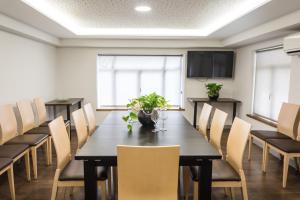 una sala de conferencias con mesa y sillas en Pension Oasis, en Zamora