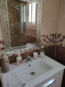 ロタにあるIsabelitaのバスルーム(洗面台、鏡付)