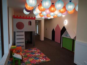 Habitación con habitación infantil con cama y luces en Apartmán Lucka A202 en Starý Smokovec
