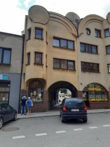 budynek z samochodem zaparkowanym przed nim w obiekcie SECESJA HOUSE w Oświęcimiu