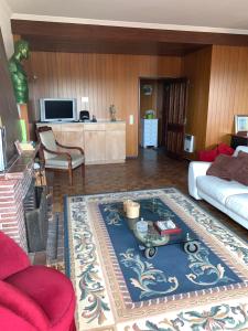 una sala de estar con un sofá y una mesa en A Casa das Margaridas, en Oporto