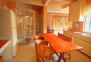 una cucina con tavolo in legno e alcune sedie di Casa de la Noche a San Miguel de Allende