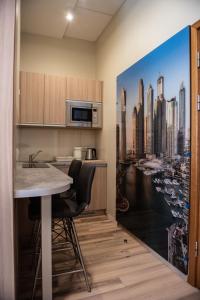 Kuchyňa alebo kuchynka v ubytovaní Metropolis Apartamenty Centrum