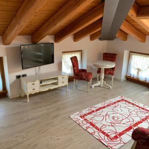 Televízia a/alebo spoločenská miestnosť v ubytovaní Villa Vaccari Garda