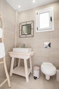 łazienka z umywalką i toaletą w obiekcie Bella vista Suites w mieście Karpatos