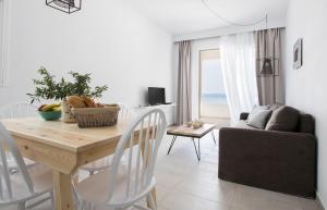 Uma área de estar em Bella vista Suites