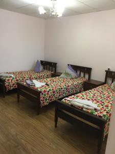 ロオにあるYakorのベッド2台が隣同士に設置された部屋です。