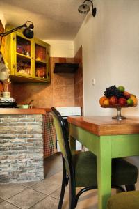 una cucina con tavolo e ciotola di frutta di Apartment with soul a Mošćenička Draga