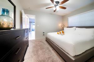 1 dormitorio con 1 cama y ventilador de techo en Perfect Newport Beach Location With Spa I & II en Newport Beach