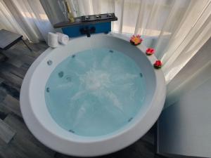 La salle de bains est pourvue d'une baignoire blanche avec des fleurs. dans l'établissement Reina Victoria Prado Sastre, à Alicante