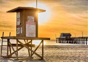 un banco con una caja junto a un muelle en Newport Pacific I & II, en Newport Beach