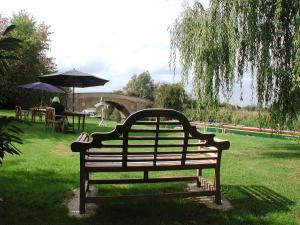 A garden outside The Trout at Tadpole Bridge
