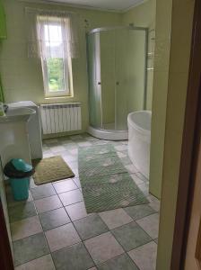 y baño con bañera, aseo y lavamanos. en Apartament Berezka 667-108-706 en Polańczyk