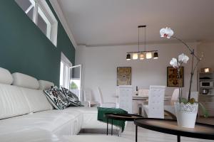sala de estar con sofá blanco y mesa en Exklusive FW mit 3 SZ und großer Terrasse, en Gratkorn