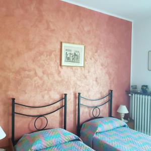 dwa łóżka siedzące obok siebie w sypialni w obiekcie B&B I Lazzarini w mieście Sarnico
