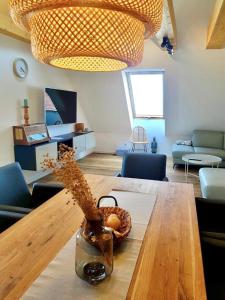 ein Wohnzimmer mit einem Tisch und einem Korb darauf in der Unterkunft Apartments bei Playmobil 2,130 m2 in Zirndorf