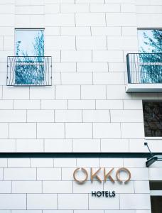 un bâtiment en briques blanches avec un signe olympique sur celui-ci dans l'établissement OKKO Hotels Nantes Centre Ville, à Nantes