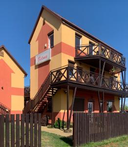 een gebouw met een hek ervoor bij Ośrodek Wczasowy Belona - BON TURYSTYCZNY in Niechorze