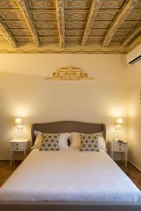 um quarto com uma cama grande e 2 mesas de cabeceira em Appartamenti Porto Antico La Cala em Palermo