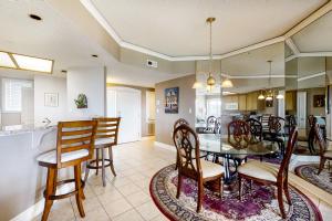 uma sala de jantar e cozinha com mesa e cadeiras em Windsor Court North 4504 em Hilton Head Island