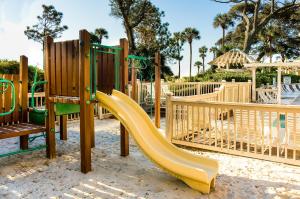 um parque infantil com escorrega num parque em Windsor Court North 4504 em Hilton Head Island