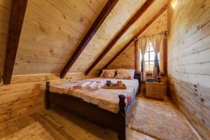 um quarto com uma cama num chalé de madeira em Green Hill em Virpazar