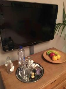 einen Tisch mit einem TV und einem Obstteller in der Unterkunft Rob´s Place in Langenfeld