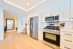 A kitchen or kitchenette at Newport Beach Condo Deluxe I & II