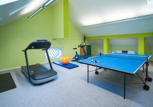 a room with a ping pong table and a ping pong ball at Landhotel Drei Eichen in Eugendorf
