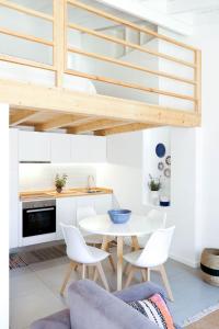 una cucina e una sala da pranzo con tavolo e sedie di SUKHA loft at the Castle ad Aljezur
