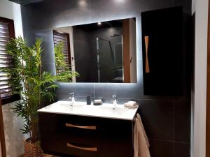 Vannituba majutusasutuses Romantic Sweety Cottage with its Private Pool & Gorgeous View