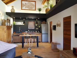 cocina con mesa y 2 sillas en una habitación en Romantic SWEETY COTTAGE WITH ITS PRIVATE POOL & GEORGEOUS VIEW, en Saint Martin