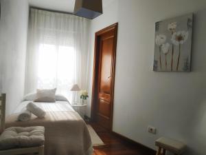 Łóżko lub łóżka w pokoju w obiekcie CASA AMELIA Apartamento Bajo con terraza y jardín Apartamento 1ªPlanta