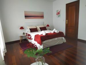 Łóżko lub łóżka w pokoju w obiekcie CASA AMELIA Apartamento Bajo con terraza y jardín Apartamento 1ªPlanta