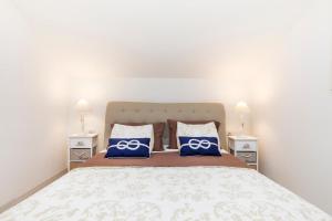 um quarto com uma cama grande e 2 mesas de cabeceira em Apartments Priko 63 em Mali Lošinj