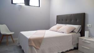 A bed or beds in a room at Apartamento los Acantilados Nº 2 Cobreces