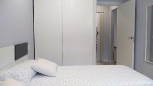A bed or beds in a room at Apartamento los Acantilados Nº 2 Cobreces