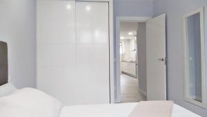 A bed or beds in a room at Apartamento los Acantilados Nº 2 Cobreces Még 2 kép