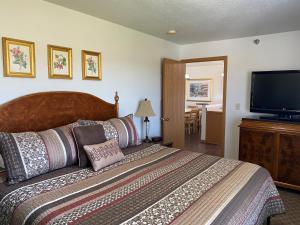 Tempat tidur dalam kamar di Nauvoo Vacation Condos and Villas