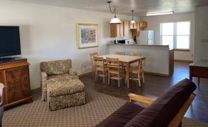 Nauvoo的住宿－Nauvoo Vacation Condos and Villas，客厅以及带桌椅的厨房。