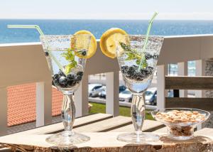 twee martini glazen bovenop een tafel bij Marinha- AL in Praia da Vagueira