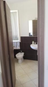 La salle de bains est pourvue de toilettes et d'un lavabo. dans l'établissement B&B Gigi’, à Marina di Massa
