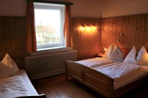 a bedroom with two beds and a window at Werkhof Bistrica in Hof