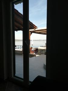una ventana de una casa con vistas al océano en Apartments Ivo, en Novigrad (Dalmacia)