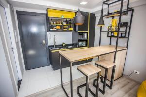 Kuchyň nebo kuchyňský kout v ubytování Studio Temático Bem Espaçoso - ALL1503