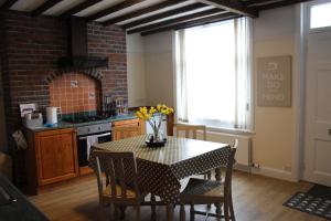 Fotografie z fotogalerie ubytování Spacious & Cozy Mid Wales Town Centre Apartment, With Bike Storage v destinaci Llandrindod Wells