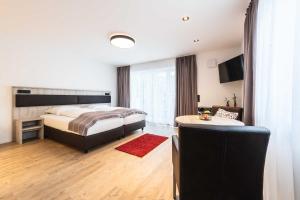 a bedroom with a bed and a table in it at Prim Loge in Balgheim