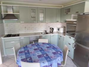 uma cozinha com uma mesa e cadeiras em Apartment with private garden and terrace em Crikvenica